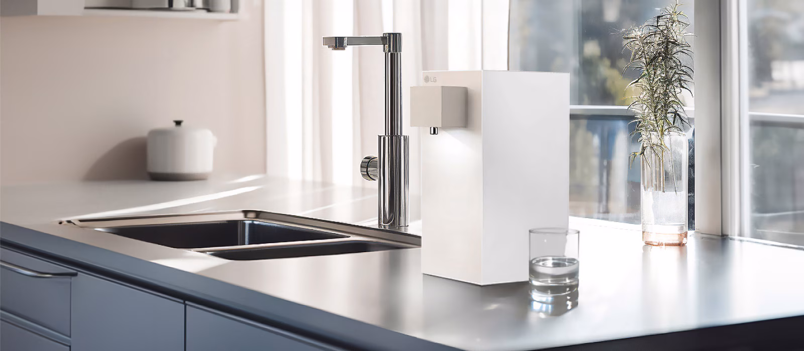 WD210MN slim water purifier in kitchen